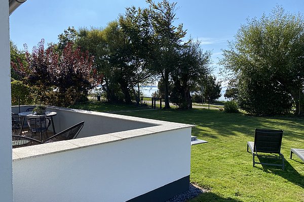 Blick seitlich vom Haus