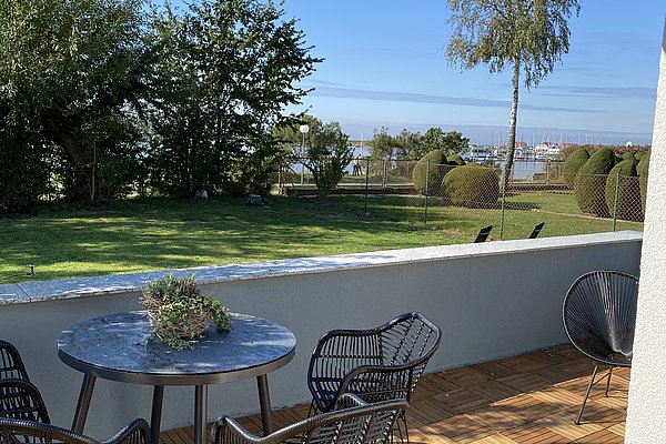 Blick von der Terrasse - im Hintergrund der Hafen